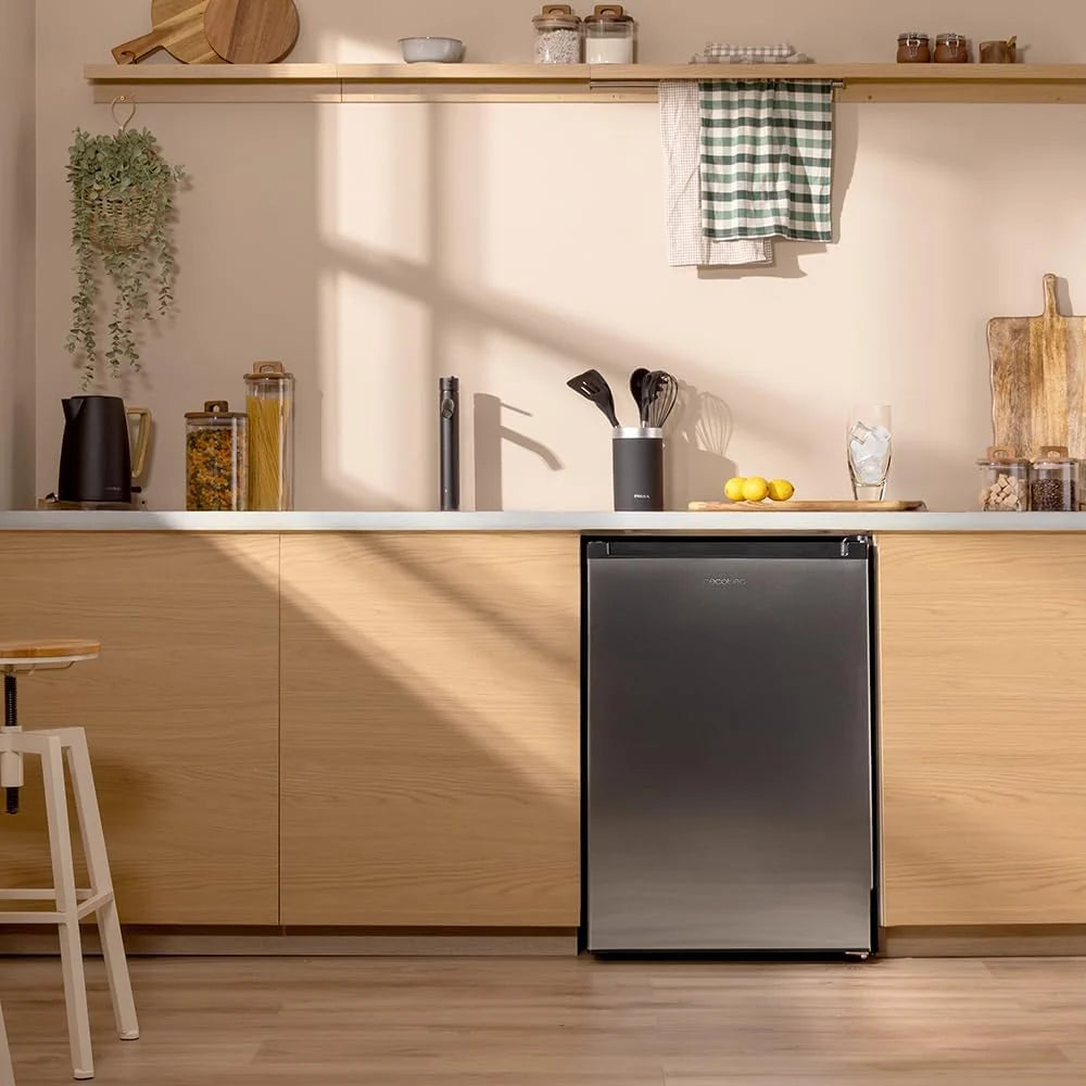 Cecotec Zamrażarka Pionowa Nablatowa 97 L Bolero CoolMarket TF 97 Inox, Klasa Energetyczna E, Kompaktowa konstrukcja, Drzwi odwracalne, 3 Szuflady, Wymiary 55,1 x 57,5 x 83,5 cm, Kolor Inox