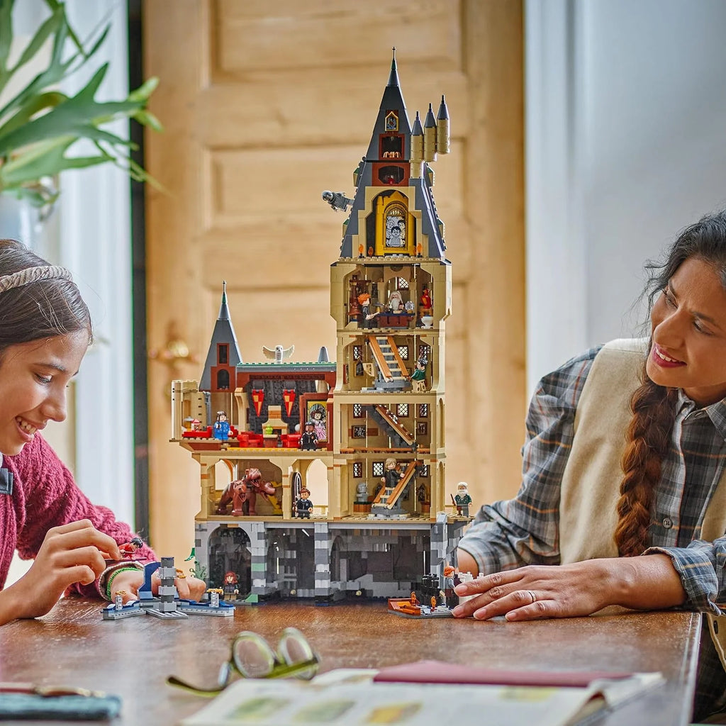Harry Potter Zamek Hogwart: Wieża centralna — Zamek-zabawka z Komnatą Latających Kluczy i Szachami Czarodziejów — 12 minifigurek — Prezent dla dziewczynek i chłopców w wieku od 10 lat 76454