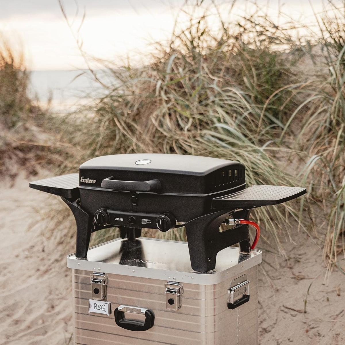 Enders Urban Przenośny Grill Gazowy, Grill Stołowy, 2-palnikowy Grill Gazowy z Pokrywą, Termometrem i Składanymi Półkami Bocznymi, Grill Gazowy do Kempingu, Ogrodu, na Zewnątrz, 30 mbar #209533