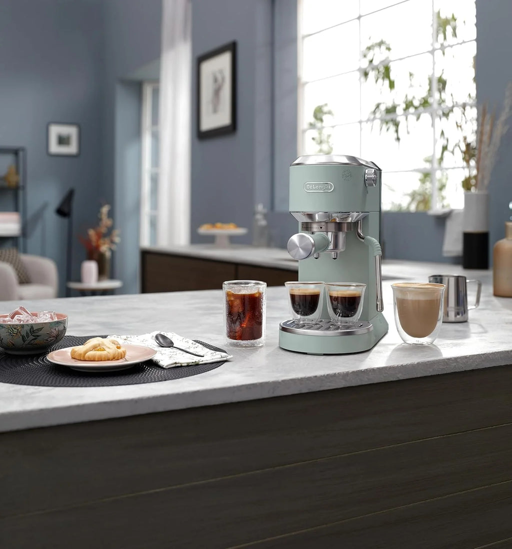 De'Longhi Dedica – Ekspres Kolbowy do Kawy Mielonej lub w Saszetkach, Espresso i Cappuccino, Zbiornik 1.3 Litra, System Anti-Drip, Model EC685.M, Kolor Metaliczny