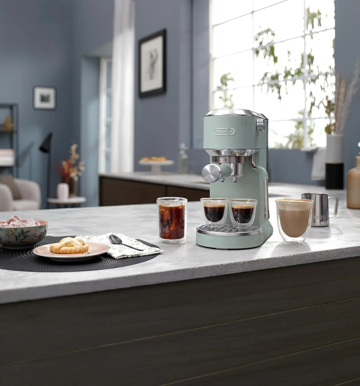 De'Longhi Dedica – Ekspres Kolbowy do Kawy Mielonej lub w Saszetkach, Espresso i Cappuccino, Zbiornik 1.3 Litra, System Anti-Drip, Model EC685.M, Kolor Metaliczny