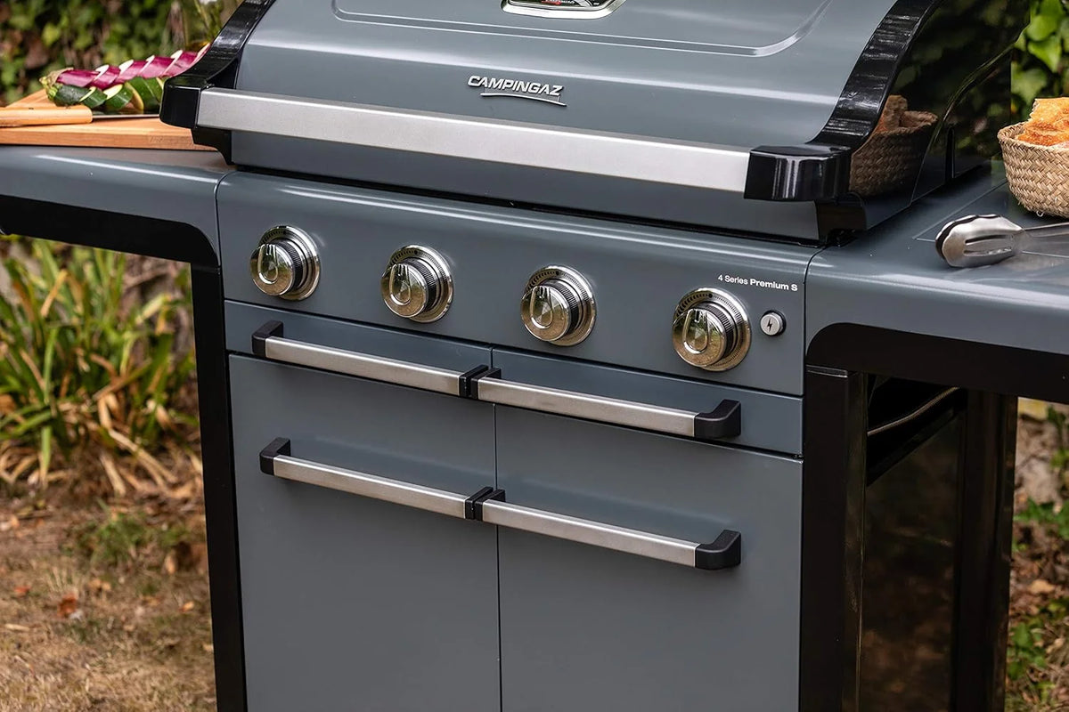 Campingaz Grill gazowy Seria 4 Premium S, grill gazowy z 4 palnikami ze stali nierdzewnej o mocy 13,6 kW, 1 palnik boczny, pokrywa, termometr, InstaClean Aqua, modułowy system kulinarny, kuchenka