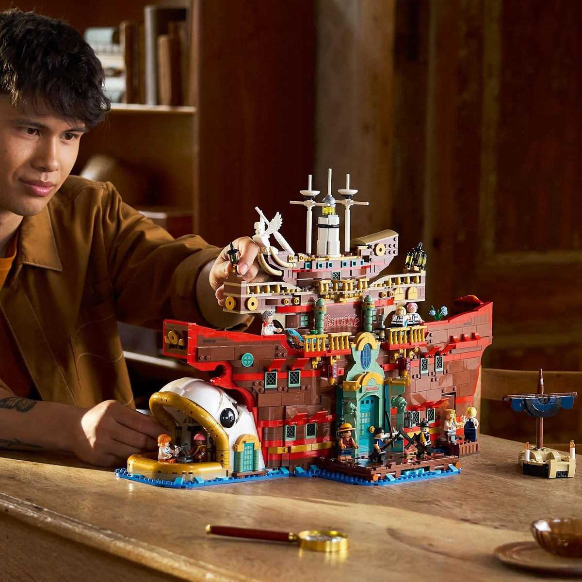One Piece Restaurante Flotante Baratie - Model Statku dla Dorosłych - Dekoracja Anime ze Szczegółowym Wnętrzem i 10 Minifigurkami W Tym Luffy, Nami i Sanji - Prezent dla Fanów 75640