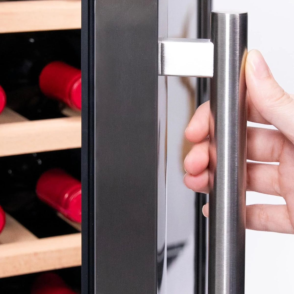 Cecotec Vinoteca Wolnostojąca Bolero GrandSommelier 1250 CoolWood. Chłodziarka do wina na 12 butelek, regulacja temperatury 8-18°C, oświetlenie LED i drewniane półki.