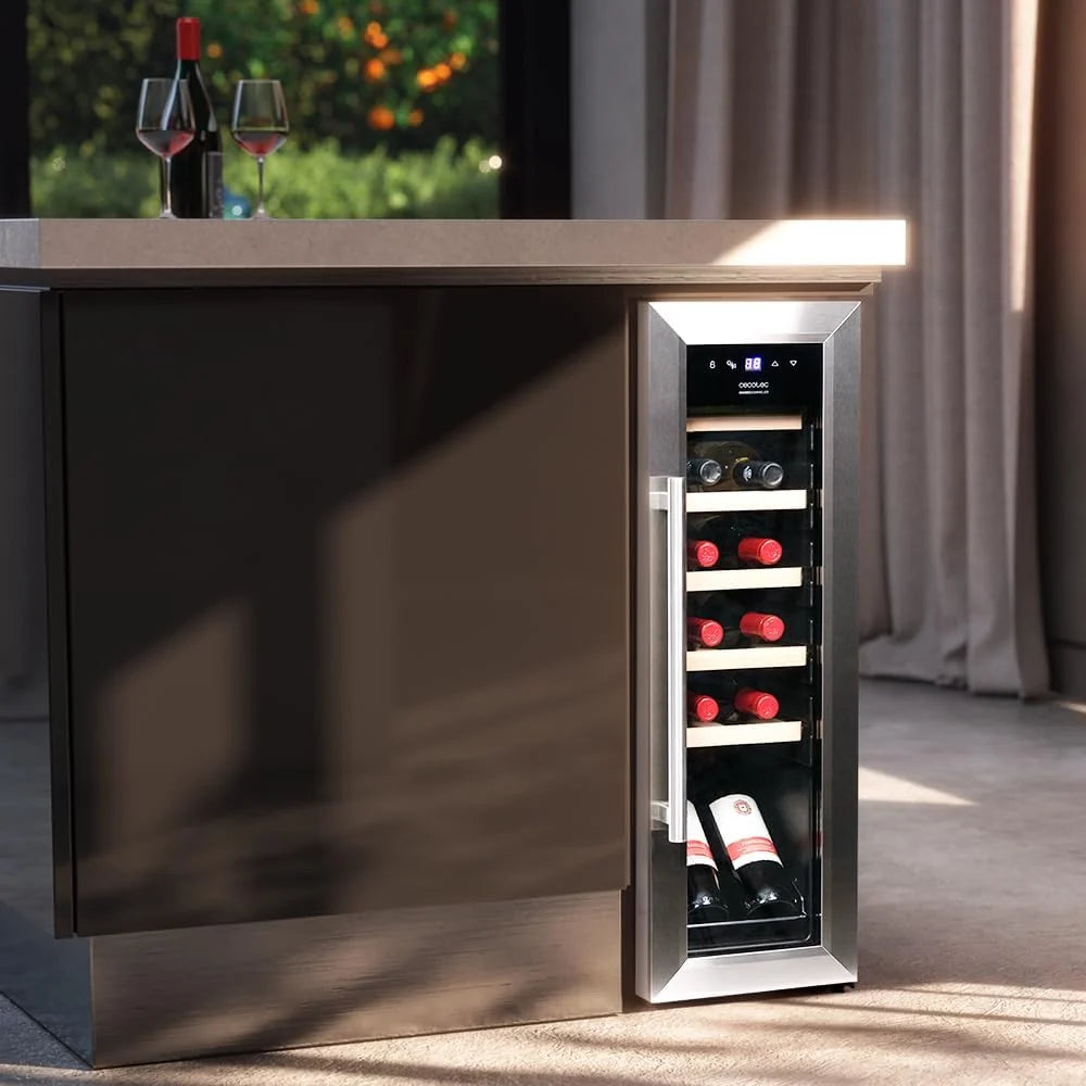 Cecotec Vinoteca Wolnostojąca Bolero GrandSommelier 1250 CoolWood. Chłodziarka do wina na 12 butelek, regulacja temperatury 8-18°C, oświetlenie LED i drewniane półki.