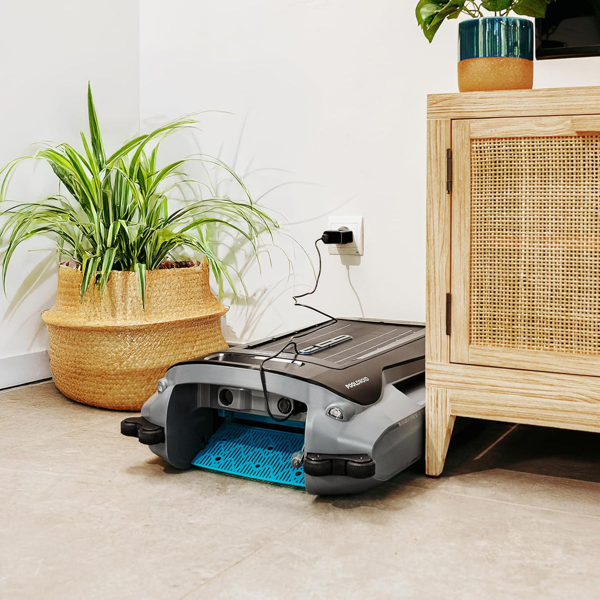 Robot do czyszczenia basenów Cecotec do powierzchni i linii wodnej Conga Pooldroid AquaSkater. Ładowanie słoneczne, 16h pracy, kosz 4,5L i filtr 187,5μm, nawigacja ultradźwiękowa