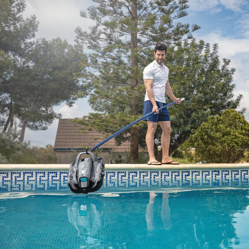 Robot czyszczący basen Cecotec bezprzewodowy Conga Pooldroid 2000 FloorMaster. Czas pracy 100 min, basen bez spadków, do 80 m², maksymalna głębokość 2,5 m, pojemność 2,5 l, filtr o wysokiej wydajności
