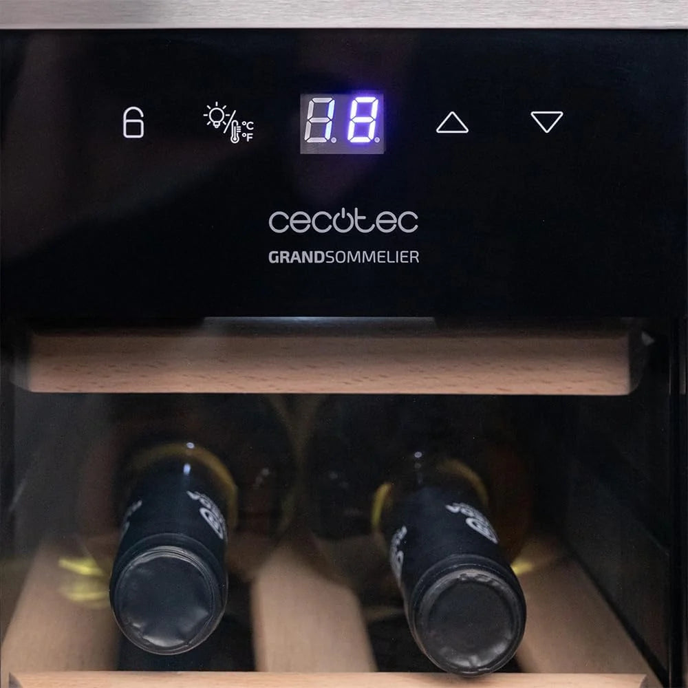 Cecotec Vinoteca Wolnostojąca Bolero GrandSommelier 1250 CoolWood. Chłodziarka do wina na 12 butelek, regulacja temperatury 8-18°C, oświetlenie LED i drewniane półki.