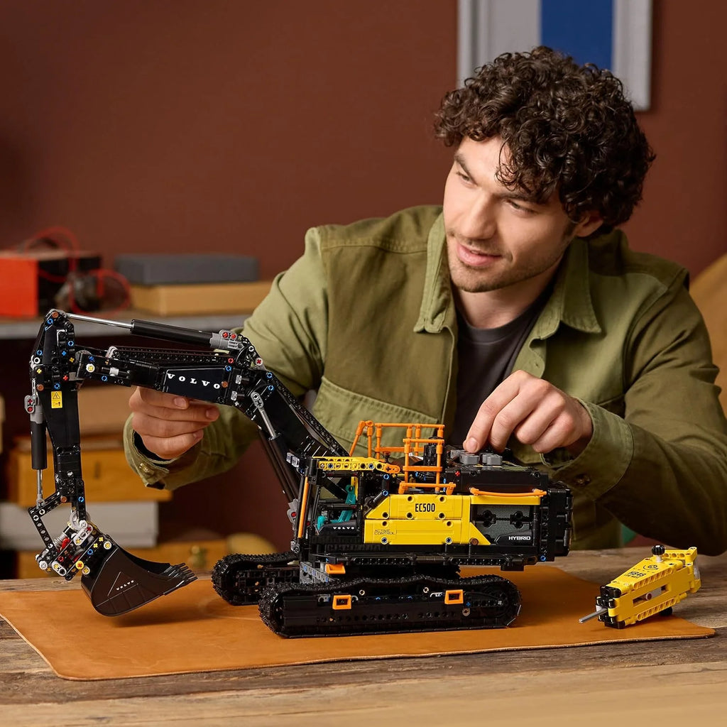 Technic Koparka Volvo EC500 Hybrid – Zmotoryzowany Model Pojazdu Budowlanego dla Dorosłych z Ruchomym Ramieniem, Gąsienicami, Młotem i Łyżką – Pomysł na Prezent dla Mężczyzn 42215
