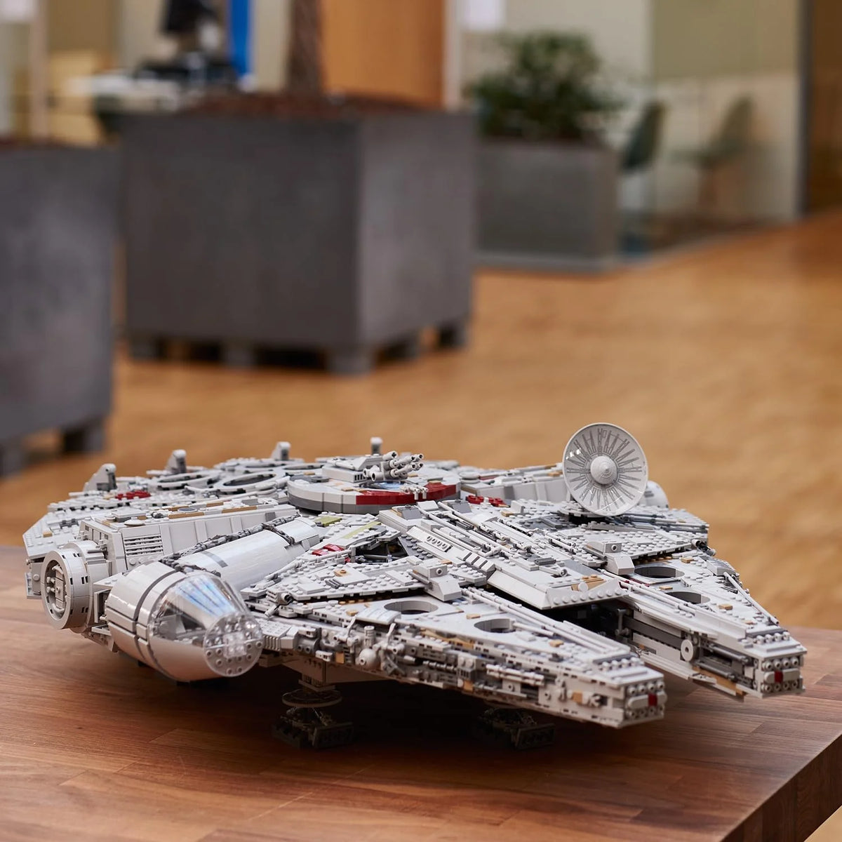 LEGO Star Wars Sokół Millennium, model konstrukcyjny dla dorosłych, statek kosmiczny Hana Solo z minifigurkami Chewbaki, Lei i C-3PO, kolekcjonerski prezent dla mężczyzn, kobiet i fanów, 75192