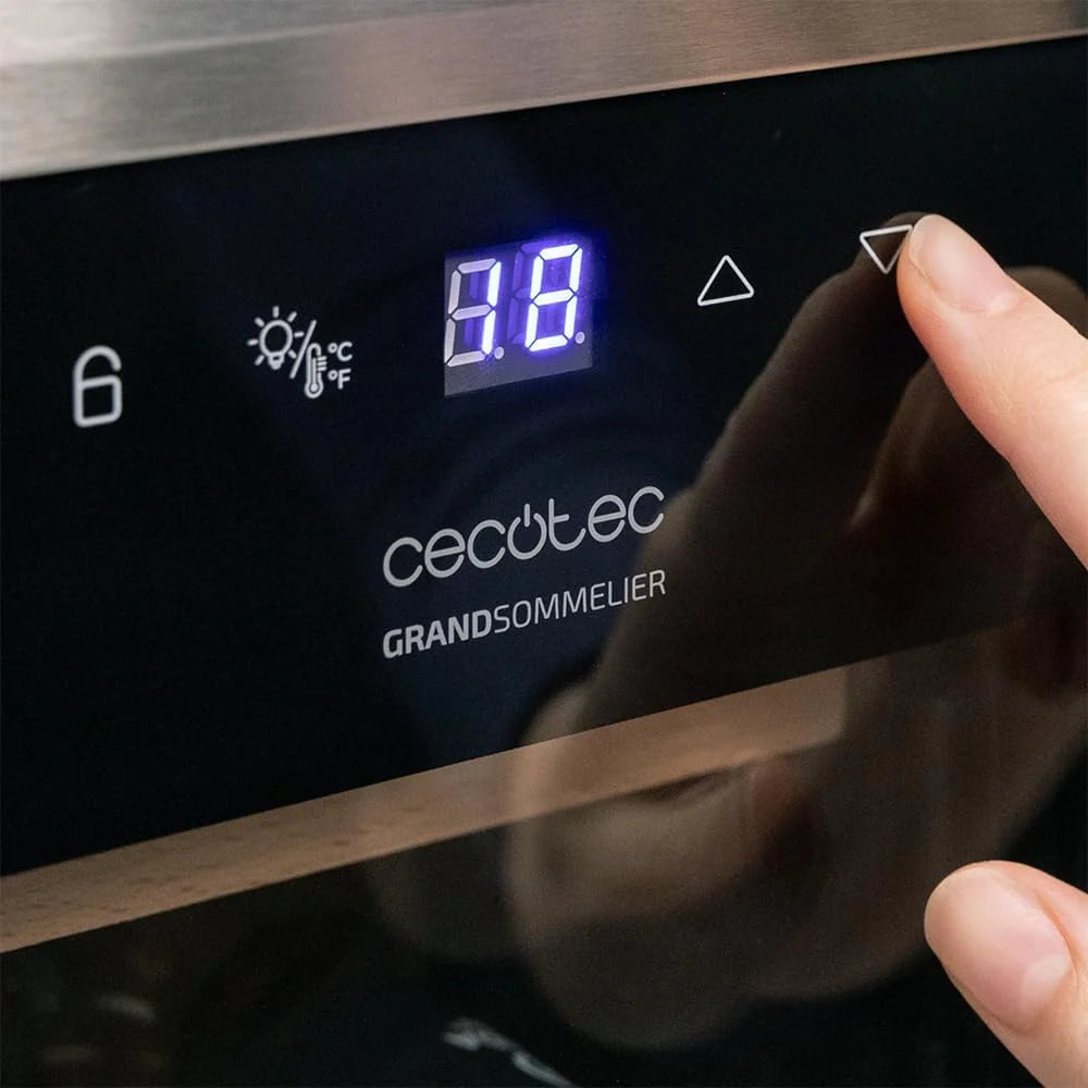 Cecotec Vinoteca Wolnostojąca Bolero GrandSommelier 1250 CoolWood. Chłodziarka do wina na 12 butelek, regulacja temperatury 8-18°C, oświetlenie LED i drewniane półki.