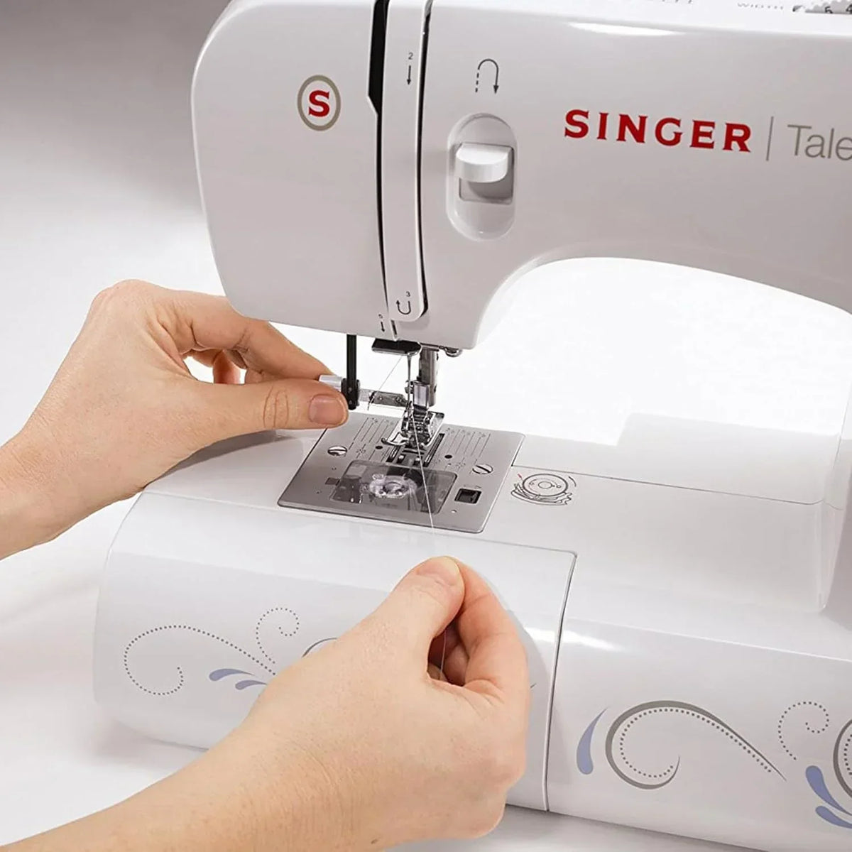 Maszyna do szycia Singer Talent 3323-30 mechaniczna, ściegi użytkowe, jednostopniowe, w pełni automatyczne obszywanie dziurek, zygzak do 6 mm, automatyczne nawlekanie nici, profesjonalna maszyna do szycia, biała