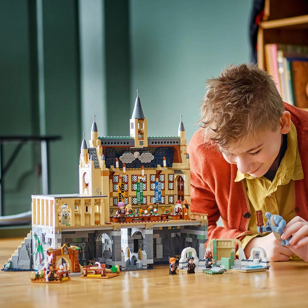 Harry Potter Zamek Hogwart Wielka Sala: Zabawka Szkoła Magii, 11 Minifigurek w Zestawie, w Tym Hermiona Granger i Ron Weasley, Prezent dla Dzieci w Wieku od 10 Lat 76435