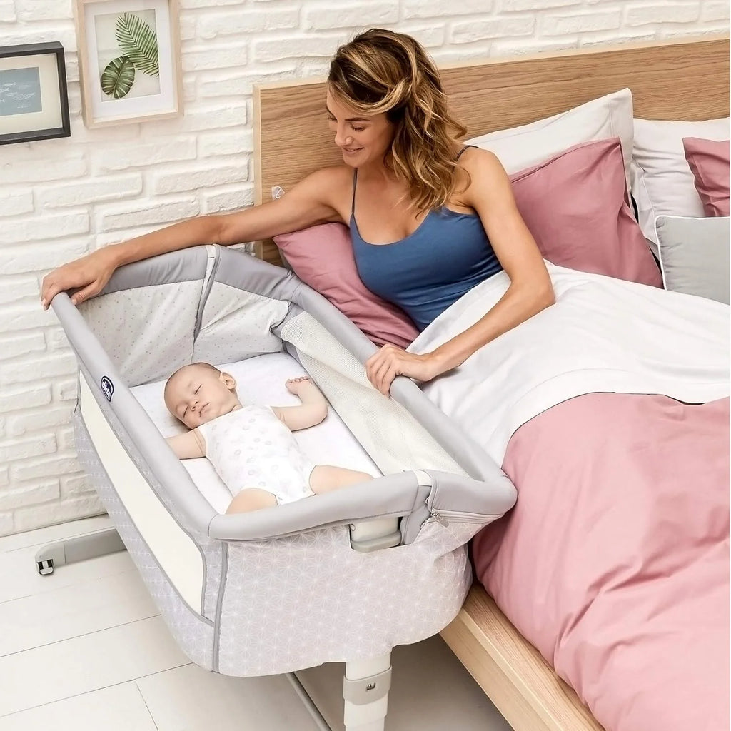 Chicco Next2Me Dream Dostawka Dziecięca - Do Wspólnego Spania z Dzieckiem, Materac, Funkcja Bujania, Otwierany Bok, Regulacja Wysokości, Okienka z Siateczki, Kółka i Torba Podróżna, 0-6 miesięcy, 9 kg