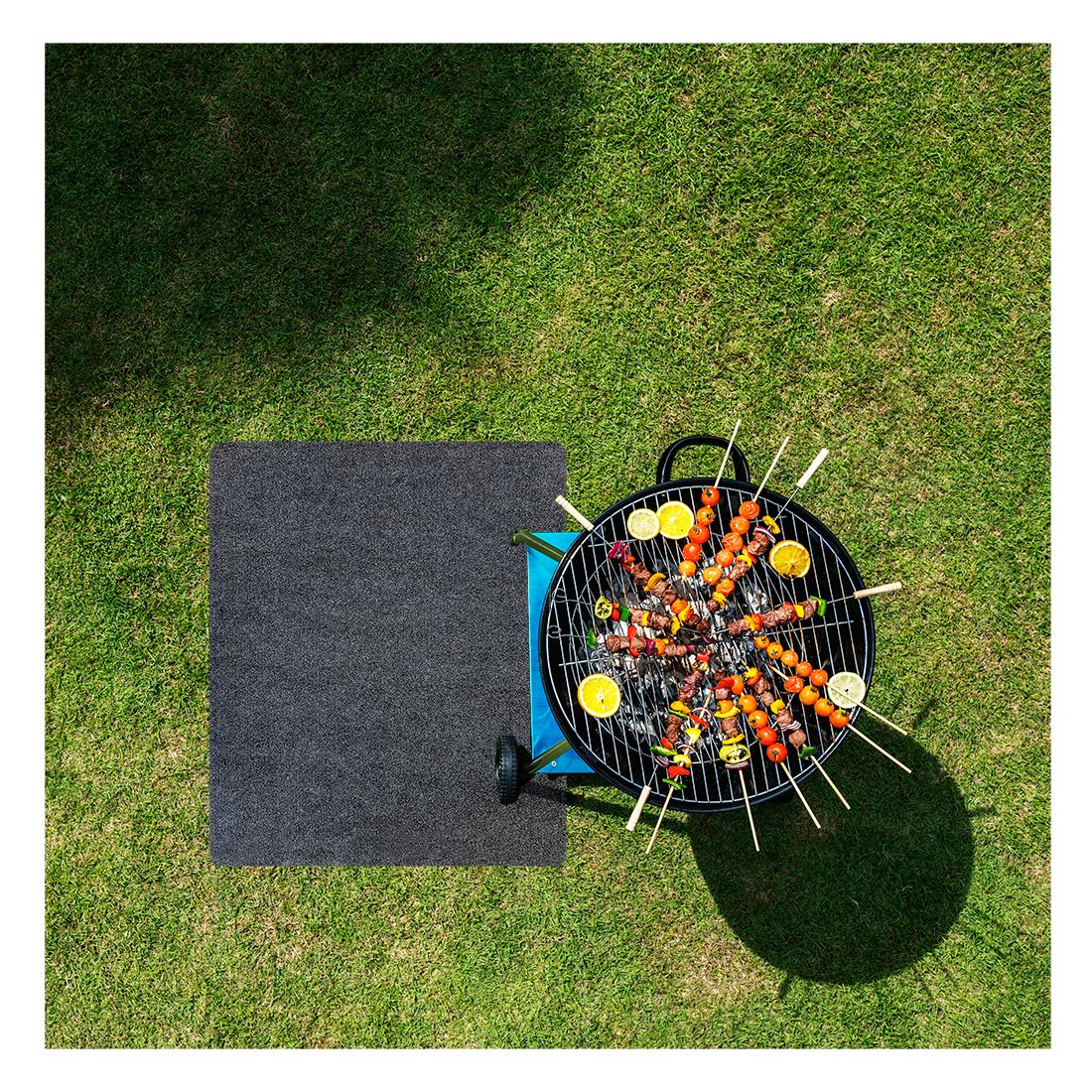 Acomoda Textil – Czarna mata trudnopalna pod grill z powłoką antypoślizgową 100x120 cm. Łatwa w czyszczeniu, regulowana mata chroniąca podłogi wewnątrz i na zewnątrz.