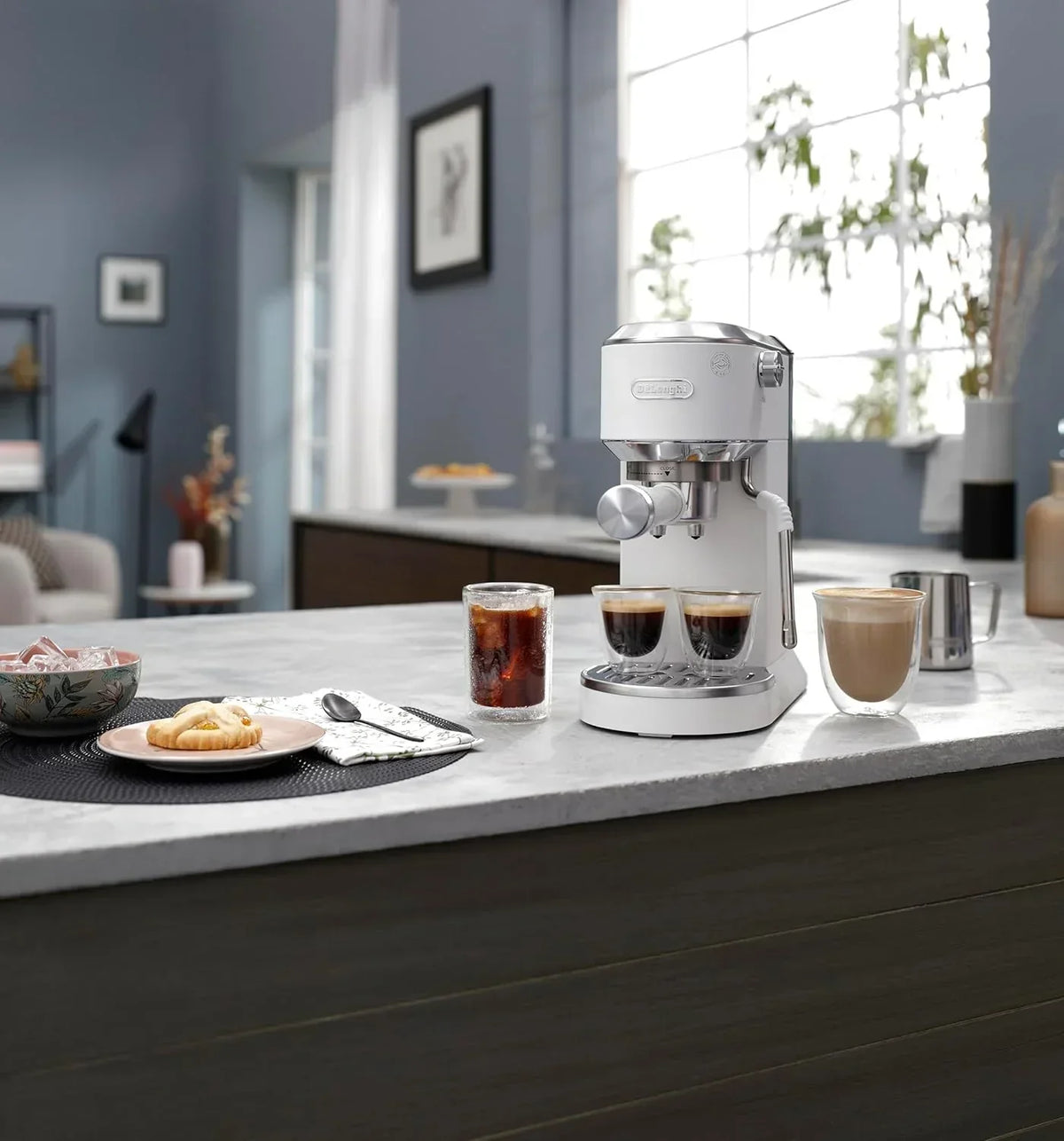 De'Longhi Dedica – Ekspres Kolbowy do Kawy Mielonej lub w Saszetkach, Espresso i Cappuccino, Zbiornik 1.3 Litra, System Anti-Drip, Model EC685.M, Kolor Metaliczny
