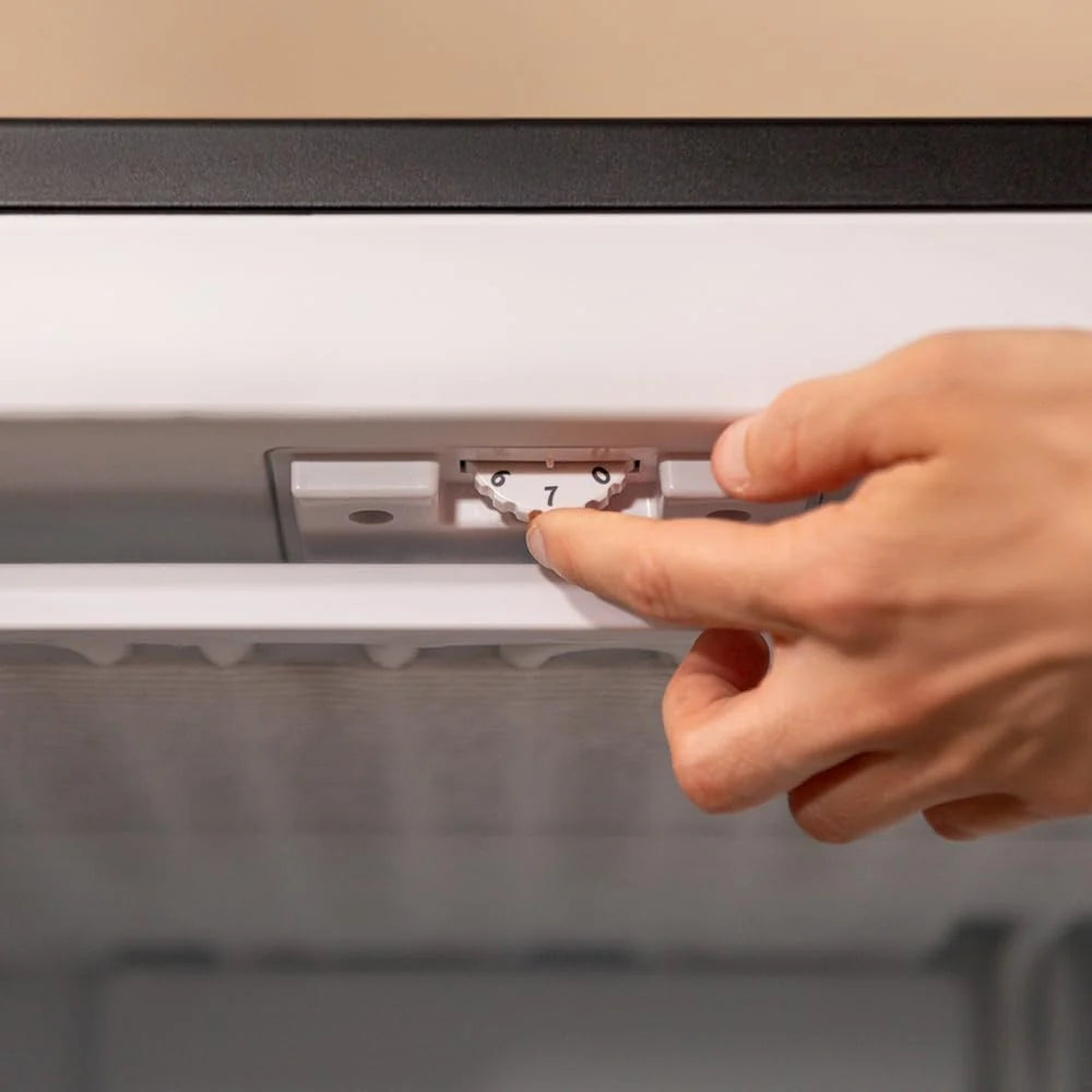 Cecotec Zamrażarka Pionowa Nablatowa 97 L Bolero CoolMarket TF 97 Inox, Klasa Energetyczna E, Kompaktowa konstrukcja, Drzwi odwracalne, 3 Szuflady, Wymiary 55,1 x 57,5 x 83,5 cm, Kolor Inox