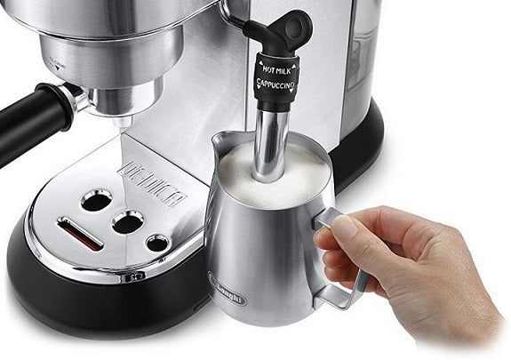 Ciśnieniowy ekspres kolbowy do kawy ze spieniaczem SLIM DeLonghi EC685.M (N)