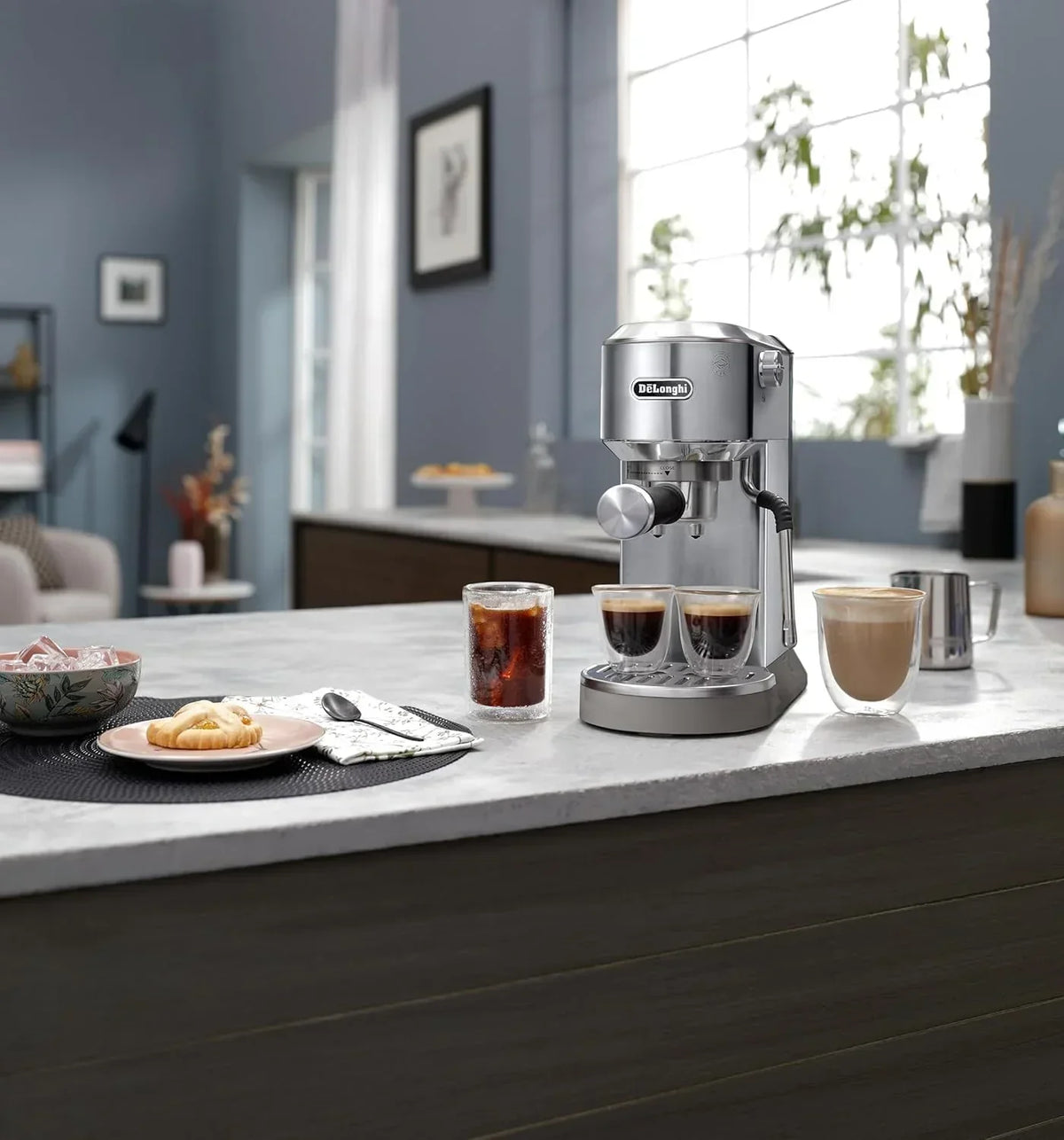 De'Longhi Dedica – Ekspres Kolbowy do Kawy Mielonej lub w Saszetkach, Espresso i Cappuccino, Zbiornik 1.3 Litra, System Anti-Drip, Model EC685.M, Kolor Metaliczny