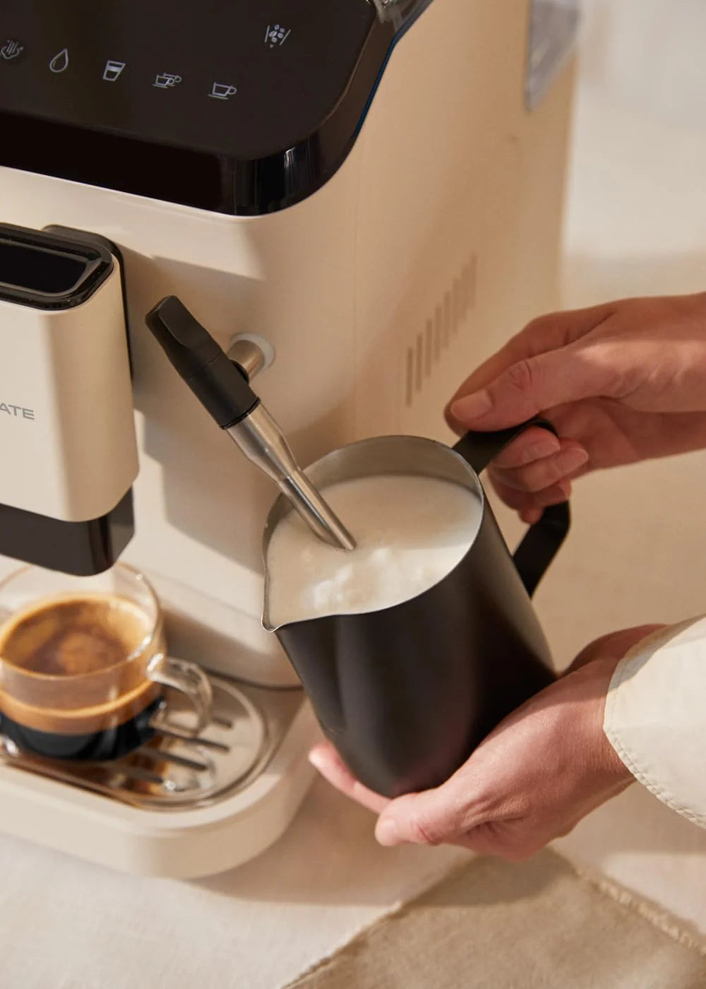 CREATE / THERA MATIC TOUCH / Ekspres automatyczny w kolorze złamanej bieli / 20 barów, zbiornik 1,5 l, pojemnik na ziarna kawy 180 g, dysza spieniająca, dotykowy panel sterowania, funkcja automatycznego czyszczenia, 1350 W