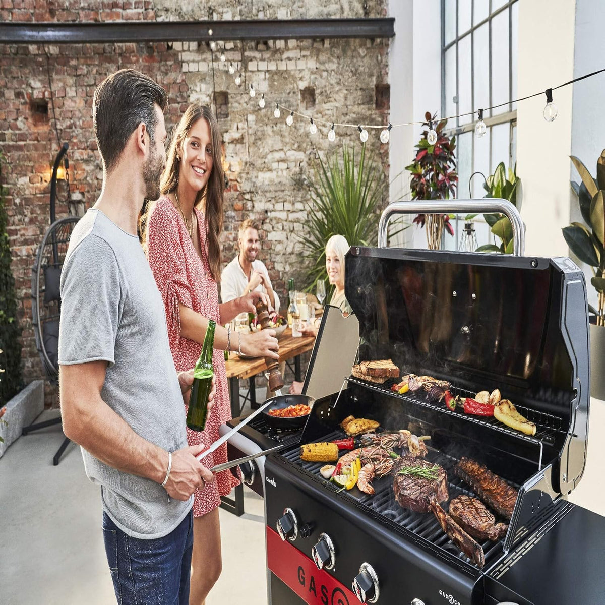 Char-Broil Grill Gazowy Gas2Coal 2.0 440 - 4-palnikowy grill hybrydowy z 2 opatentowanymi tackami na węgiel, 2 dużymi drzwiami - Idealny do gotowania na zewnątrz, do ogrodu i na patio